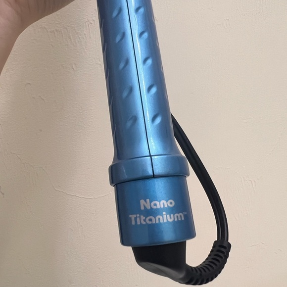 Babyliss PRO Nano Titanium Spring Curling Iron - Picture 2 of 3